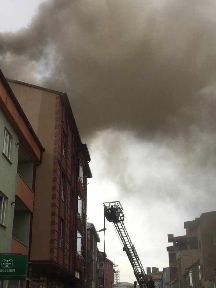 Lokanta bacasında başlayan yangın apartmanın çatısını sıçradı
