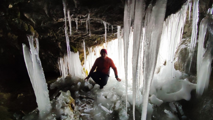 Mağaralarda dev buz sarkıtları oluştu

