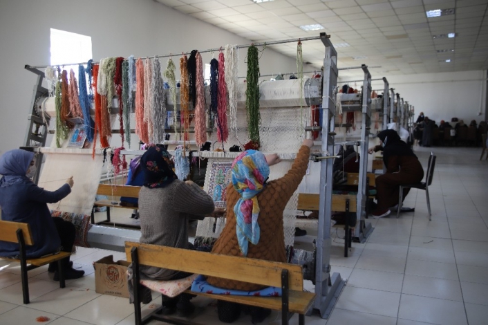 Mahalledeki sosyal tesis, 13 yıldır kadınlara iş kapısı oluyor
