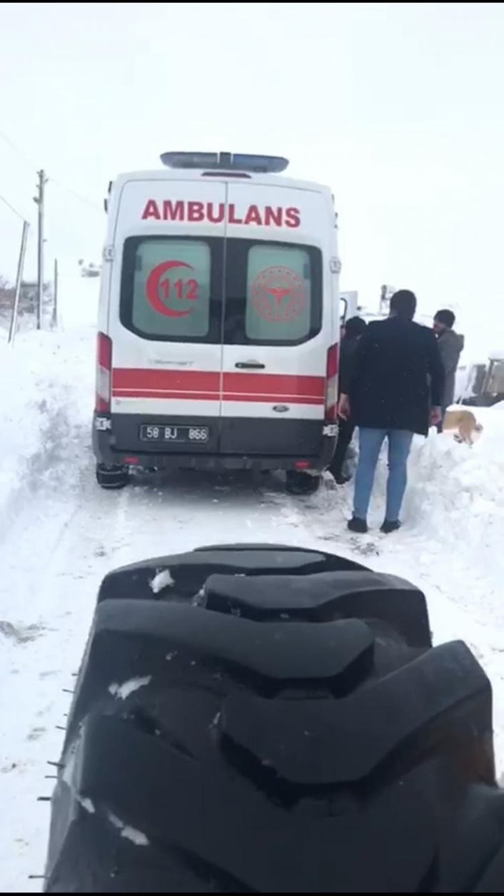 Mahsur kalan ambulansı iş makinesi
