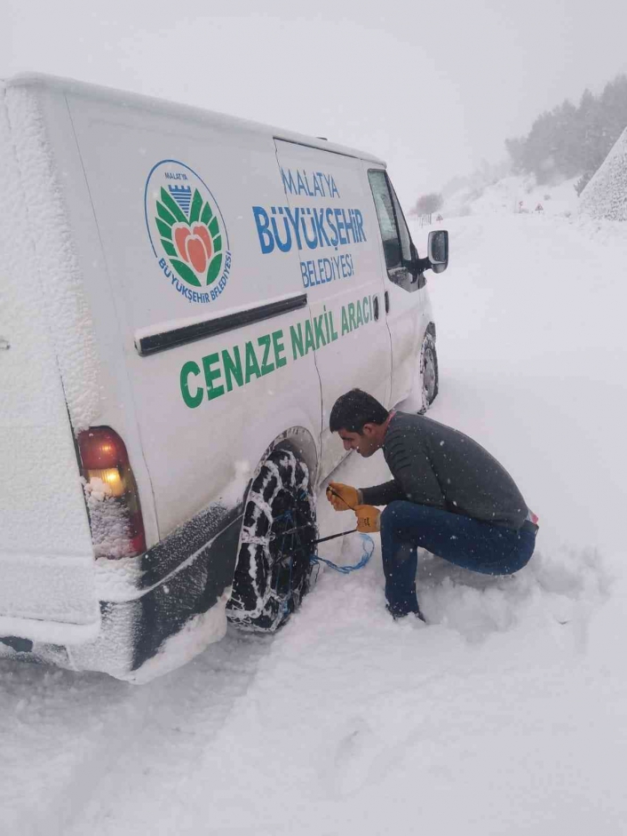Malatya Büyükşehir mezarlıklar müdürlüğünün zorlu kar mesaisi
