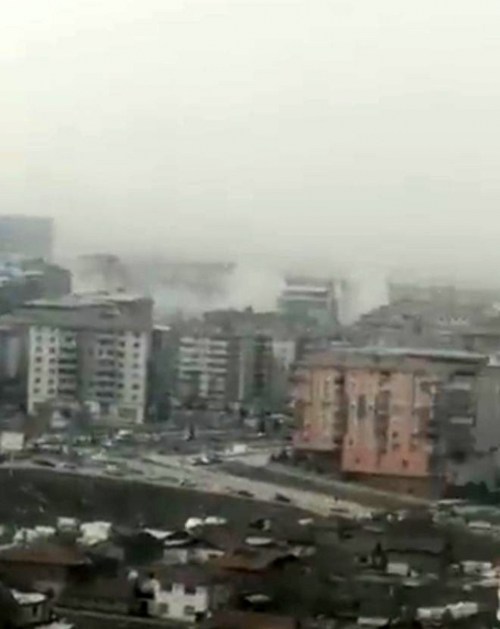 Malatya´da 5.6´lık depremde yıkılan binaların toz bulutu kamerada
