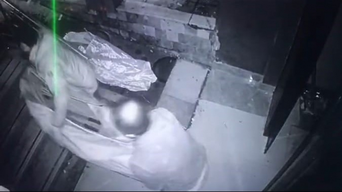 Malatyada hasarlı apartmanı ikinci kez soyan hırsızlar kameraya yakalandı

