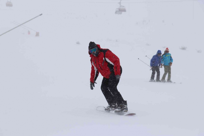 Mart´ta kar kalınlığı 145 santimetre oldu, kayak severler oraya koştu
