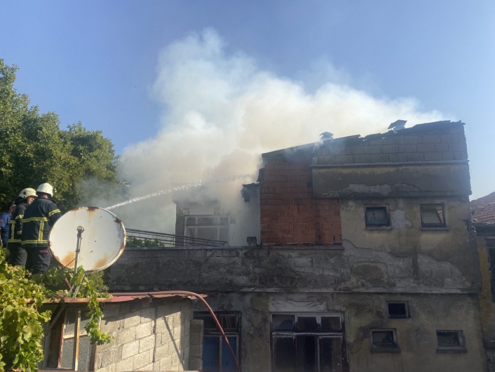 Metruk evin çatısında çıkan yangın söndürüldü
