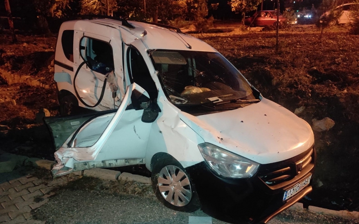 Minibüsle çarpışan hafif ticari araç sürücüsü yaralandı
