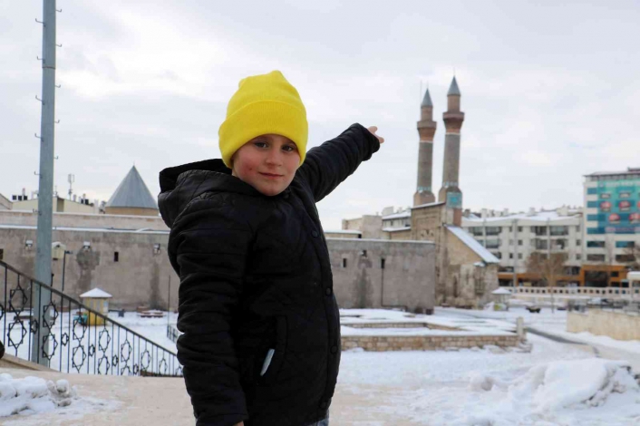 Minik Rasim, kardan yaptığı Çifte Minarenin gerçeğine kavuştu
