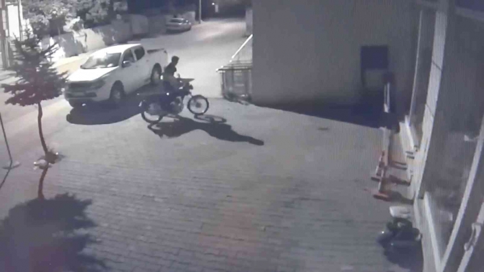 Motosiklet hırsızı saniye saniye kameraya yansıdı
