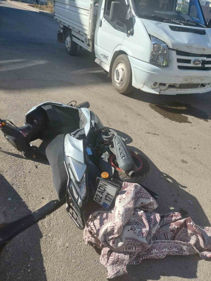 Motosiklet ile kamyonet çarpıştı: 3 yaralı
