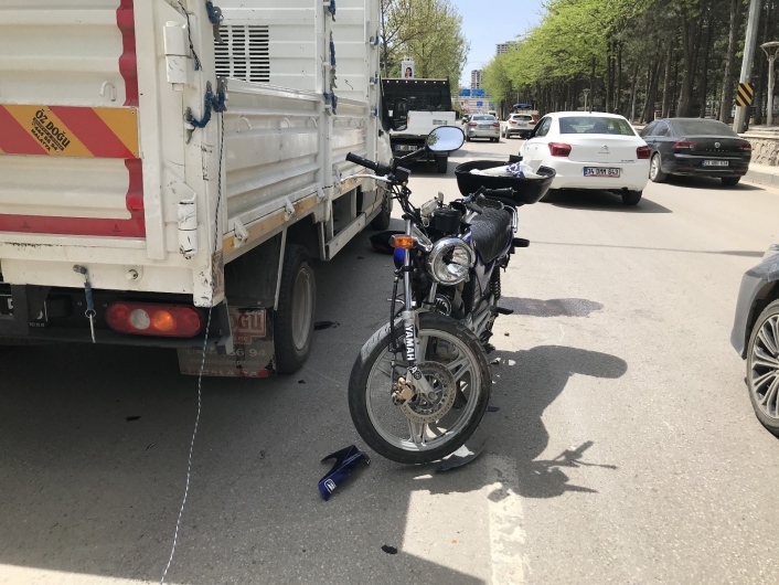 Motosiklet, kamyonete çarptı: 2 yaralı
