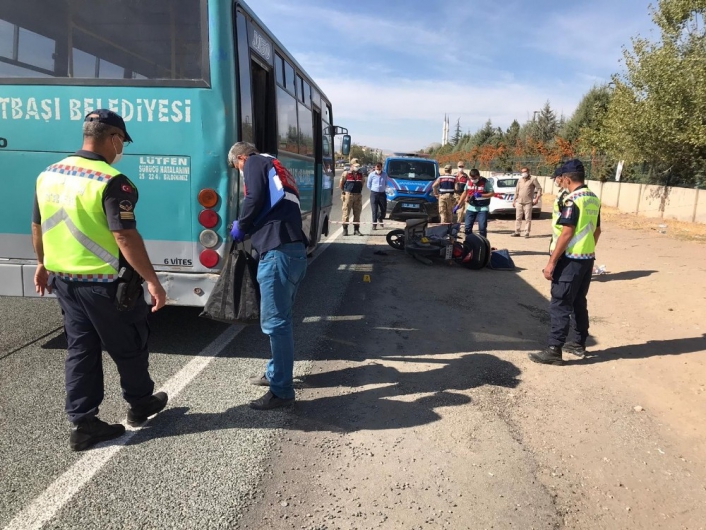Motosiklet, otobüse çarptı: 1 ağır yaralı
