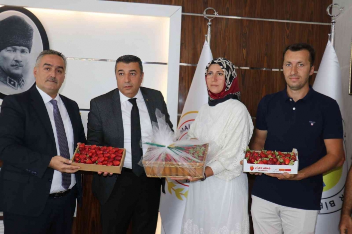MTB Başkanı Özcan, çilek üreticilerini ödüllendirdi
