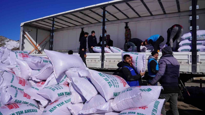 Muş Valiliğinden depremzede besicilere 250 ton yem desteği
