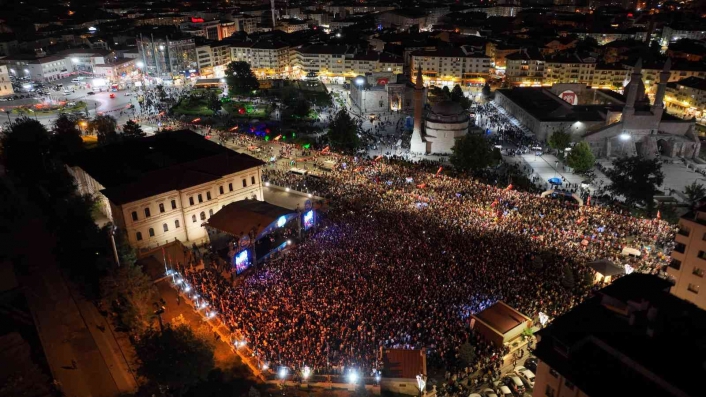 Mustafa Ceceli binlerce hayranına unutulmaz bir akşam yaşattı
