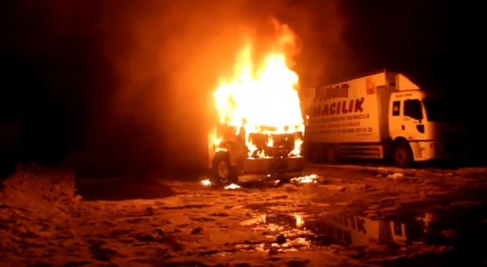 Nakliye kamyonu alev alev yandı
