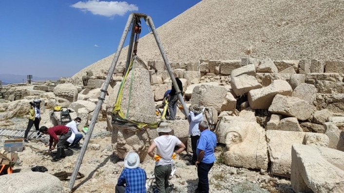 Nemrut Dağı´ndaki 2 bin 60 yıllık heykel kurtarıldı
