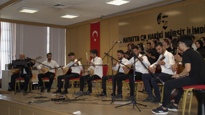 Neşet Ertaş türkülerinin söylendiği konsere ilgi
