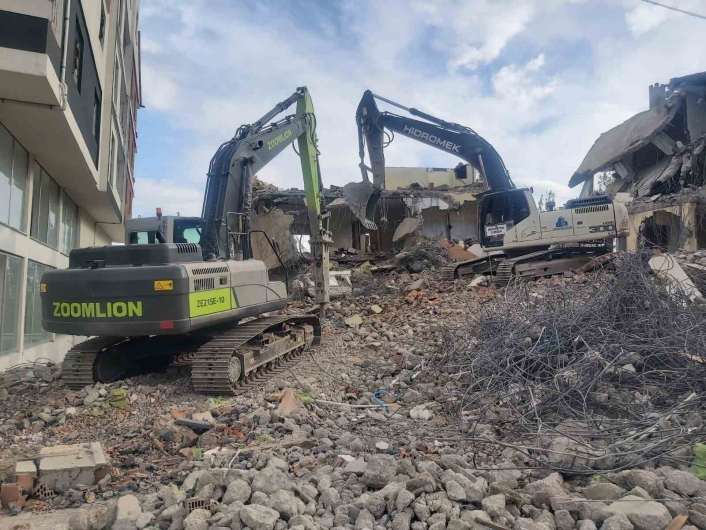 Nurhak´ta ağır hasarlı binaların yıkımı devam ediyor
