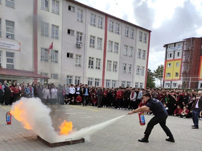Öğrencilere yangın eğitimi
