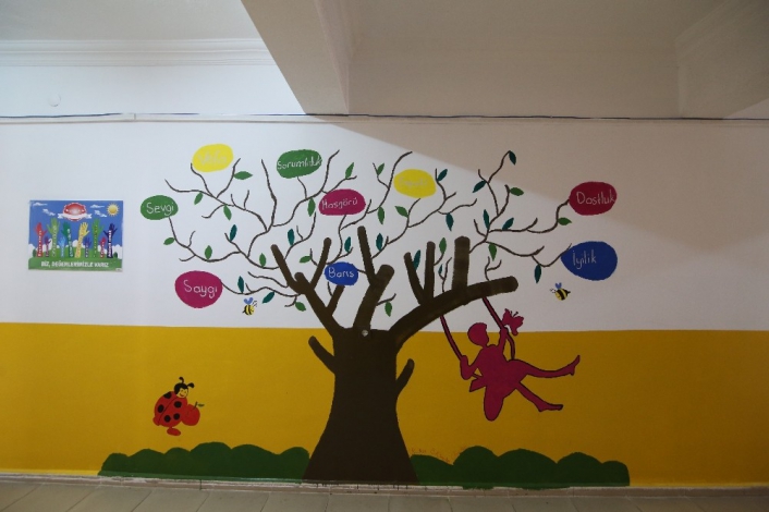 Öğretmeler okul duvarlarına renk kattı
