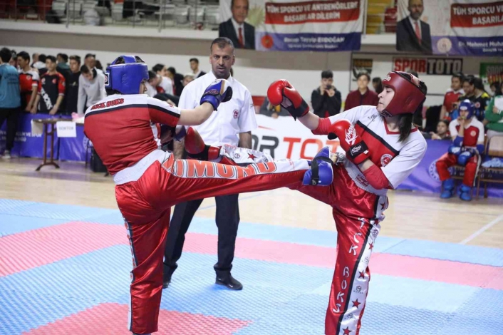 Okullararası Gençler Türkiye Kick Boks Şampiyonası, Sivas´ta sürüyor
