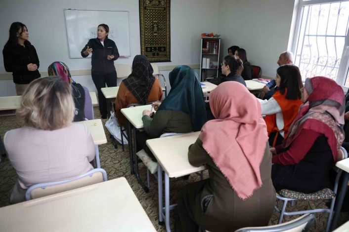 Okuma yazma kursundaki kadınlara `KADES´ semineri
