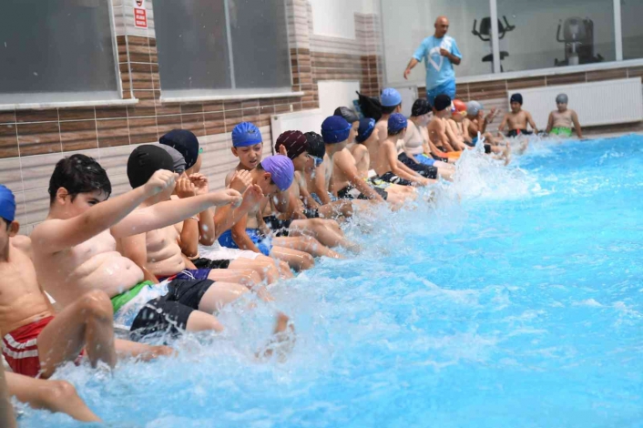 Onikişubat´ın 7 havuzunda 4 bin çocuk yüzme öğrenecek
