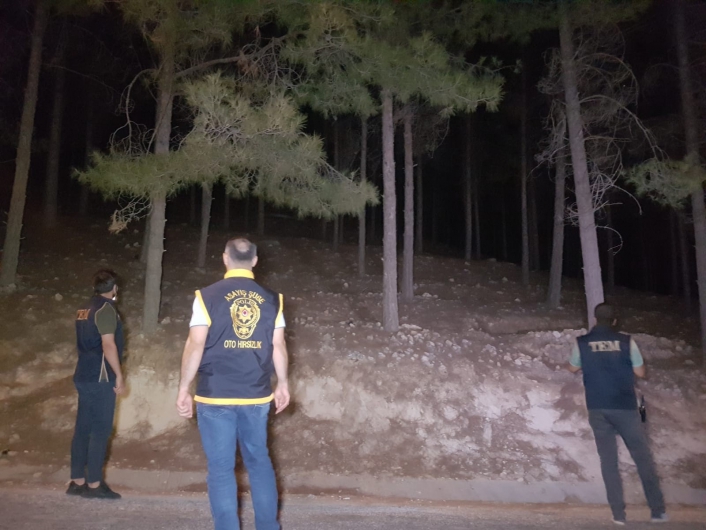 Ormanda el feneri gezen şahıslar polisi alarma geçirdi

