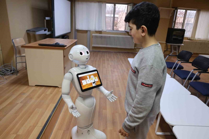 Otizmli çocuklar insansı robot Pepper ile öğrenecek
