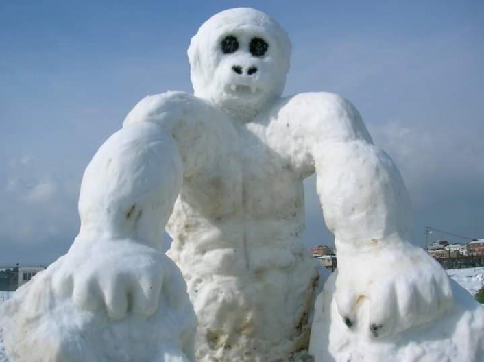 Oto tamirci, kardan heykelleri ile heykeltıraşlara adeta taş çıkardı
