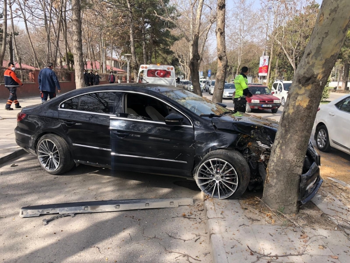 Otomobil ağacı çarptı:1 yaralı
