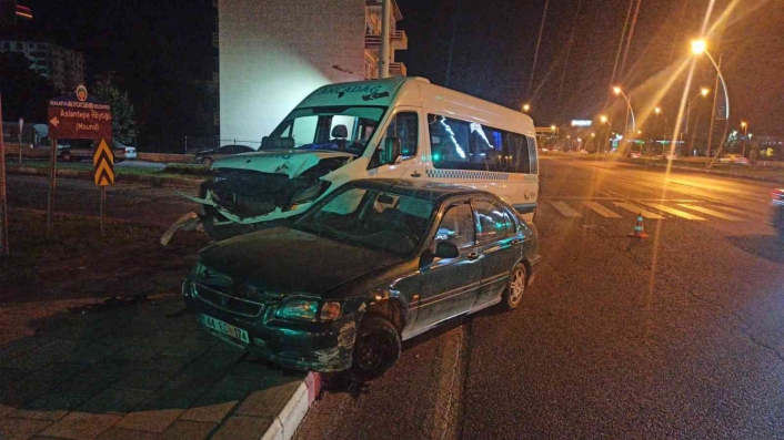 Otomobil ile  minibüs çarpıştı: 1 yaralı
