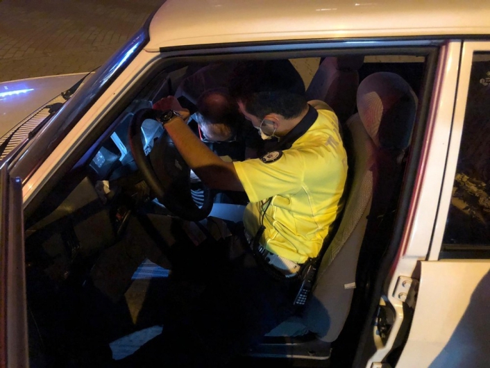 Otomobili arızalanan vatandaşın imdadına polis yetişti

