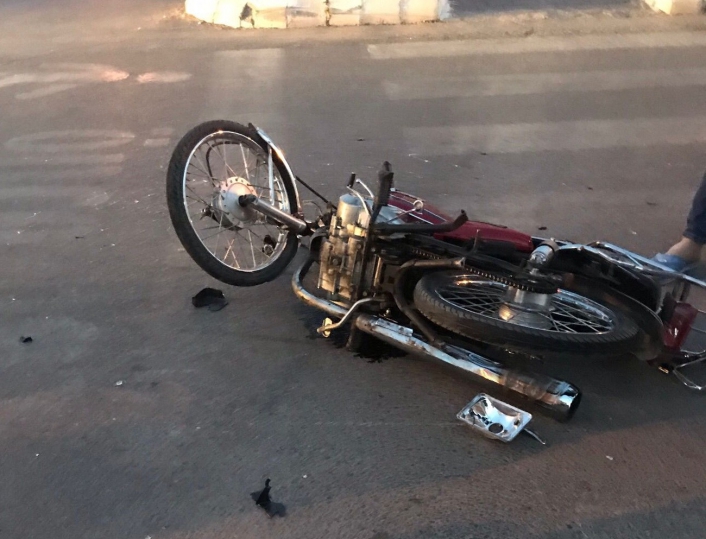 Otomobille çarpışan motosikletin sürücüsü yaralandı
