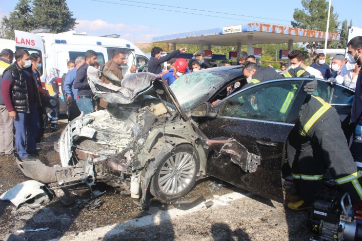 Otomobiller dönüş yapan tıra çarptı: 1 ölü, 4 yaralı
