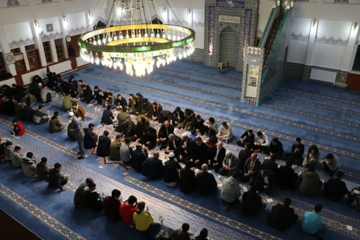 Pehlivan öğrencilerle camide buluştu
