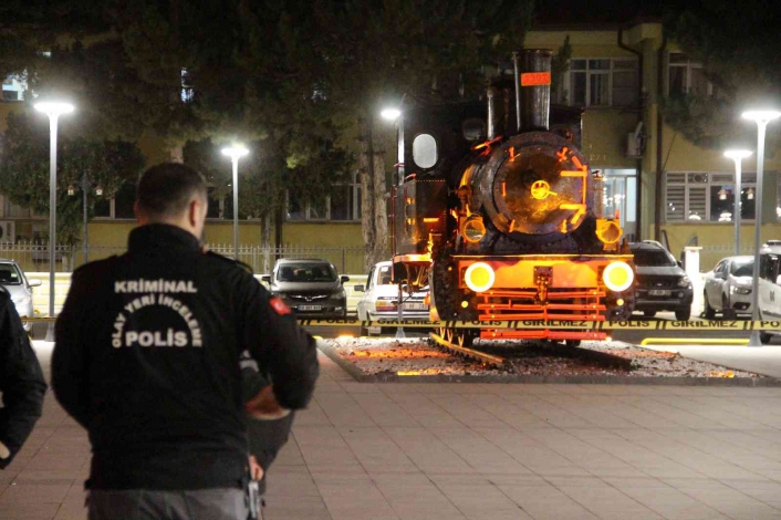 Polonyalı turistin tarihi lokomotife koyduğu çanta ekipleri alarma geçirdi
