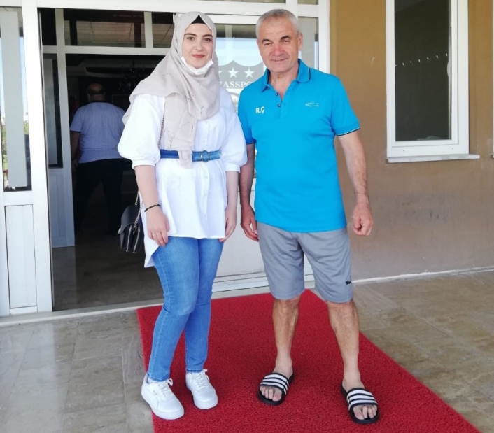 Rıza Çalımbay, fanatik Sivassporlu Hatice´yi kulüpte misafir etti
