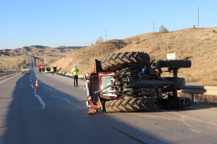 Römork traktörden ayrıldı, 25 metre sürüklendi: 3 kişi yaralandı
