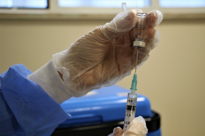 Sağlık çalışanlarına ikinci doz aşılama Elazığ´da başladı
