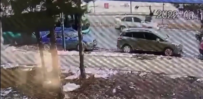 Saldırgan köpekten kaçan çocuğa otomobil çarptı
