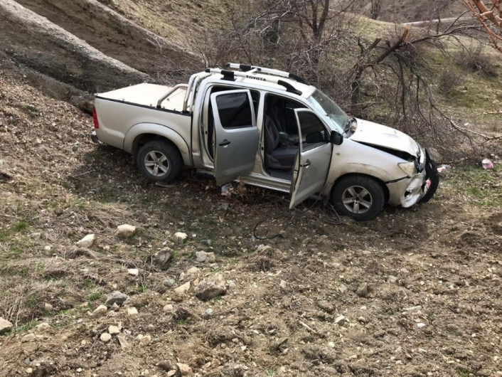 Şarampole yuvarlanan kamyonetin sürücüsü yaralandı
