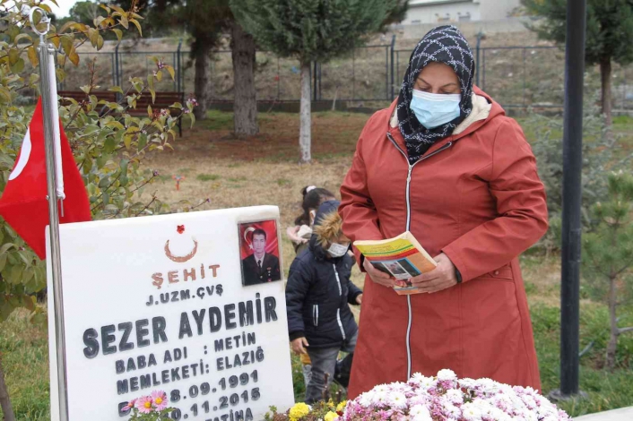 Şehit annesi oğlu için türkü yazdı, dinleyenler duygulandı
