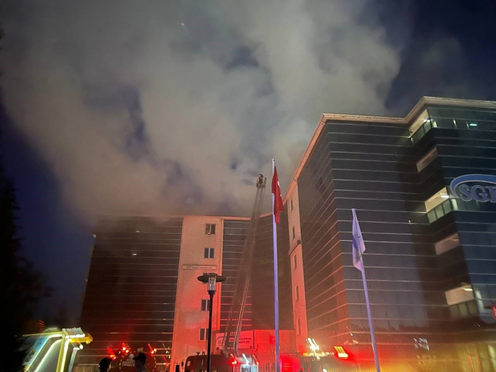 SGK İl Müdürlüğü binasının çatısında çıkan yangın ekipleri alarma geçirdi
