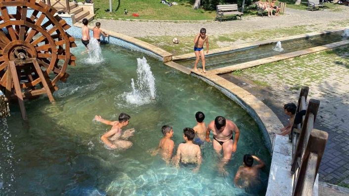 Sıcaktan bunalan çocuklar çareyi süs havuzuna girmekte buldu
