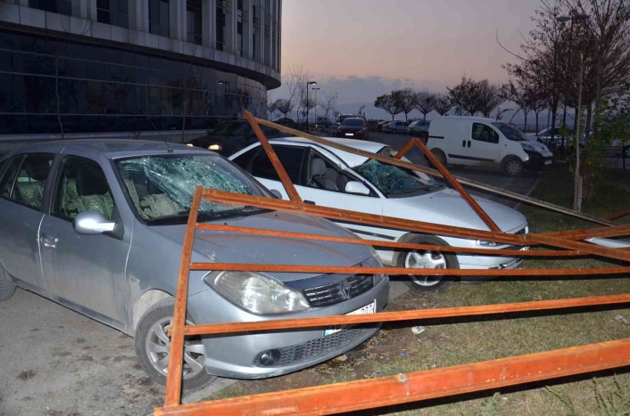 Şiddetli rüzgarın söktüğü çatı otomobillerin üzerine düştü

