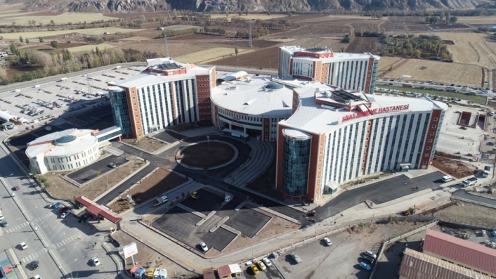 Sivas Belediyesi, Numune hastanesi bahçesini asfaltladı
