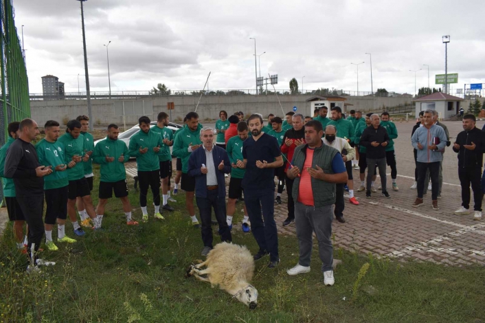 Sivas Belediyespor, Etimesgut maçı öncesi koyun kesti
