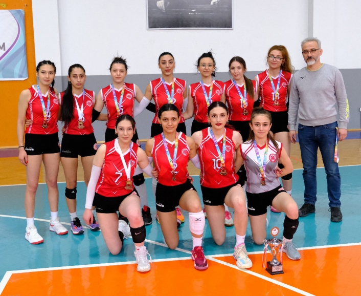 Sivas Cumhuriyet Üniversitesi voleybol takımı 3. oldu
