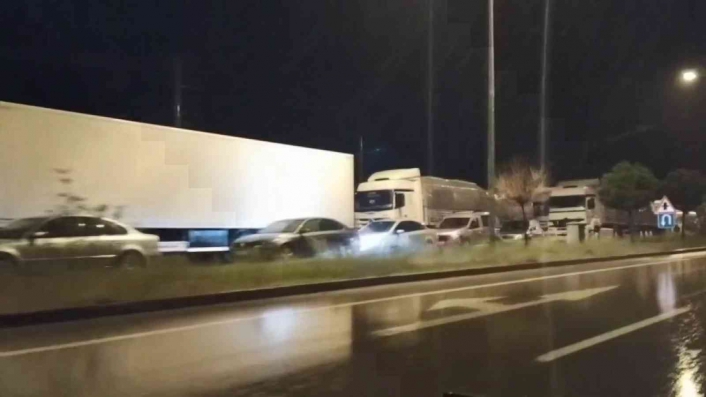 Sivas-Kayseri karayolu sel nedeniyle araç ulaşımına kapandı
